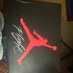 Air Jordan 4 Retro Black/Red - Säljer ett par Nike Air Jordan 4 Retro i svart och rött. Klassisk siluett med meshpaneler, snörning och Jumpman-logga på plösen. Snygga detaljer i rött och svart, perfekt för dig som vill sticka ut med dina sneakers.