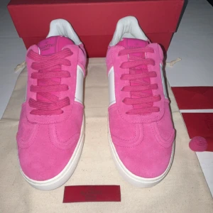 Valentino flycrew 38 Limiterade (Ej använda!) - Sprillansnya Valentino flycrew rosa i storlek 38, box dustbag, äktenhetsbevis och extra skosnören ingår vid köp. Limiterad modell, säljs inte längre.