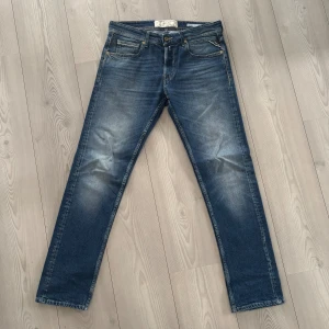 Replay Grover jeans - Sitter bra på benen, går över skorna snyggt, röda detaljer på insidan och riktigt snygg tvätt