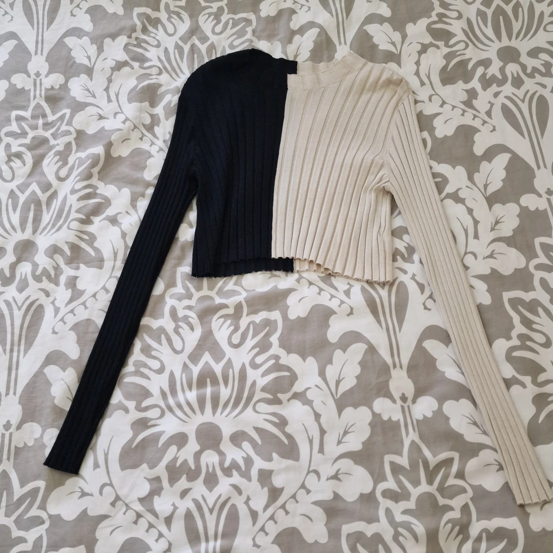 Tvåfärgad ribbad crop-top från Monki