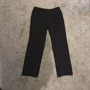 Svarta kostymbyxor - Säljer mina svarta kostymbyxor från                 NA-KD i storlek 34 då dom ej  kommer till användning längre.💕