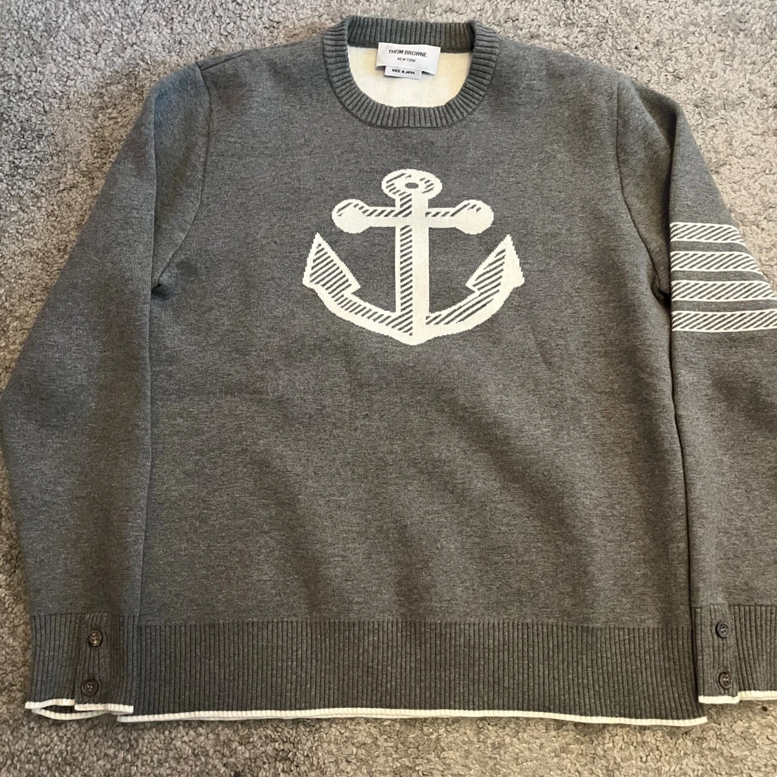 Grå tröja med ankare från Thom Browne