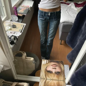 Blå bootcut jeans från Nelly💗 - Säljer ett par blå bootcut jeans från Nelly med snygga fickor framtill och markerade sömmar längs benen. Jeansen har låg midja och använd få gånger(kom järna med pris förslag!)💗