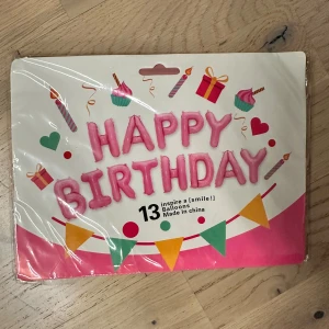 Happy Birthday Balloons Kit ballongkit  - Fira med detta set om 13 rosa 'Happy Birthday'-ballonger. Komplett med tillbehör, allt i obruten förpackning. Perfekt för födelsedagsfesten! Ballongerna är nya och oanvända, inga synliga defekter eller slitage.