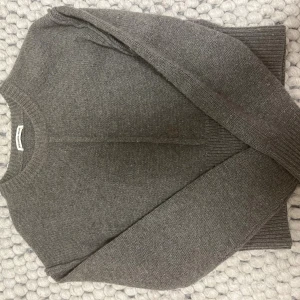 Stickad tröja - Mysig grå/grön stickad tröja från ”Designers Remix”. Storlek XS. Kort i modellen men långa armar. Super snygg men för liten på mig, sitter som en magtröja, fast armarna är för långa nästan. (Jag är 179cm). Nypris 1299kr