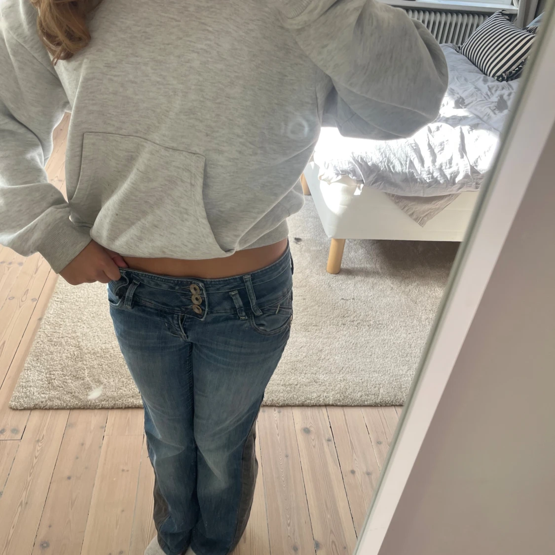 Lågmidjade blå jeans pris kan diskuteras!!!