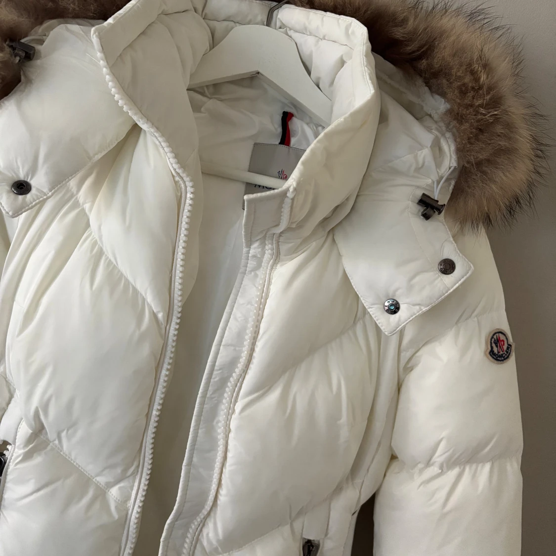 Vit lång dunjacka från Moncler - 2