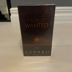 Azzaro The Most Wanted Parfum - Azzaro The Most Wanted Parfum, 100 ml. En stilren och modern doft i en snygg flaska. Tillverkad i Frankrike. Perfekt för dig som vill sticka ut och känna dig självsäker.