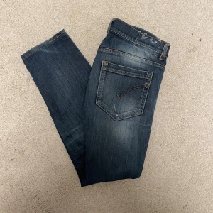 Dondup George  - Säljer ett par feta dondup George  jeans i storlek W34 men passar bättre till W32-33. De passar dig som är runt 170-175 möjligtvis lite mindre/mer. De är i riktigt bra skick! Hör av er vid frågor!