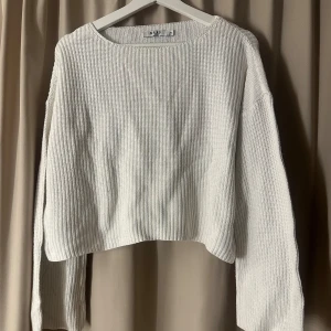 Vit tröja från NAKD med utsvängda armar  - Vit tröja från NAKD med utsvängda armar💓