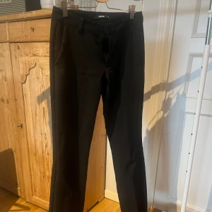Svarta kostymbyxor från Bik Bok - Svarta kostymbyxor från Bik Bok med klassisk rak passform