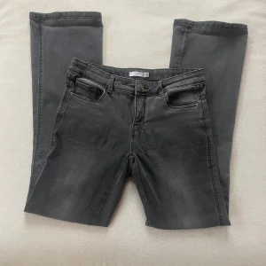 Svarta raka jeans från Name It - Snygga svarta jeans från Name it med rak/bootcut design. Perfekta till sneakers eller boots och passar till många olika stilar.