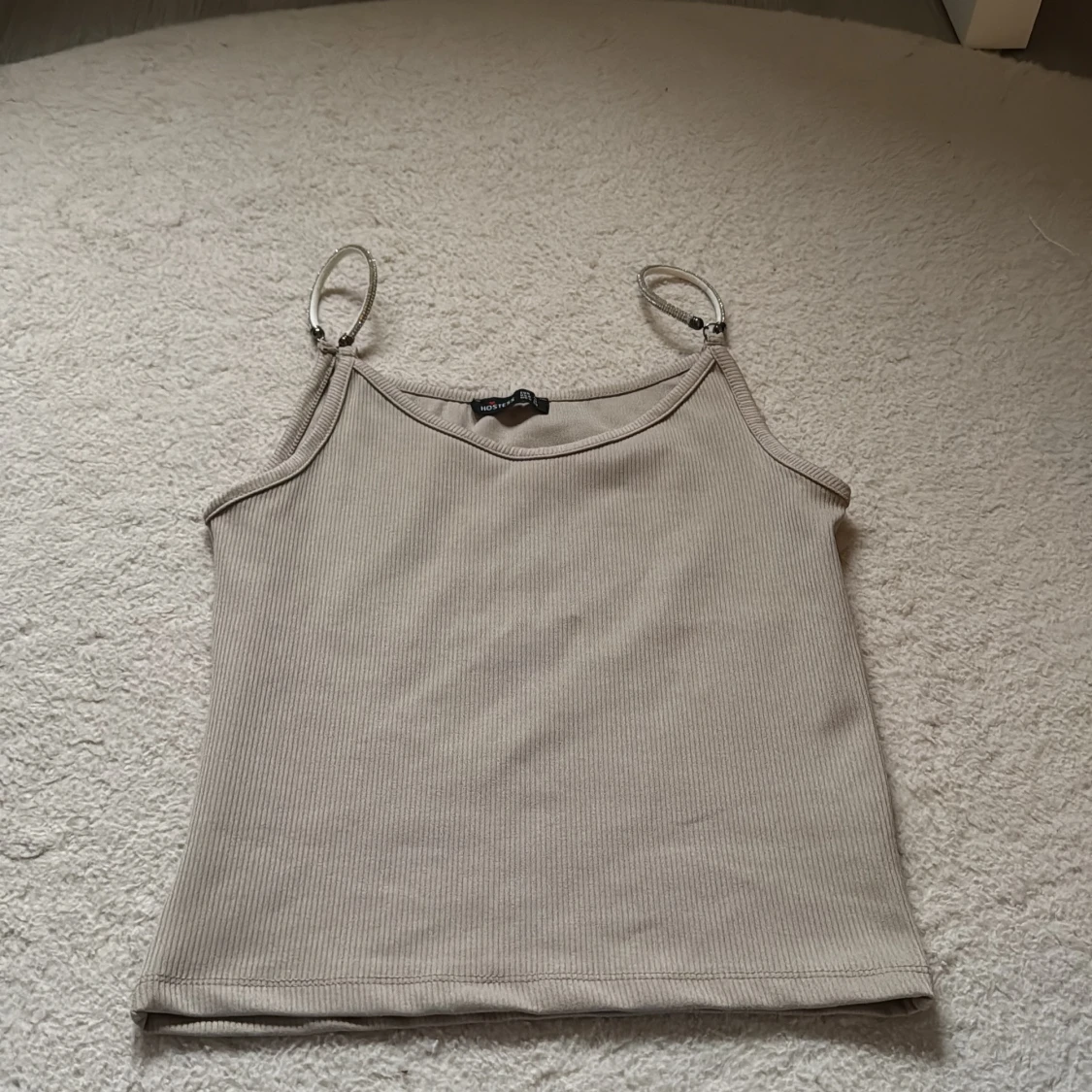 Beige ribbad linnetopp från Hostess