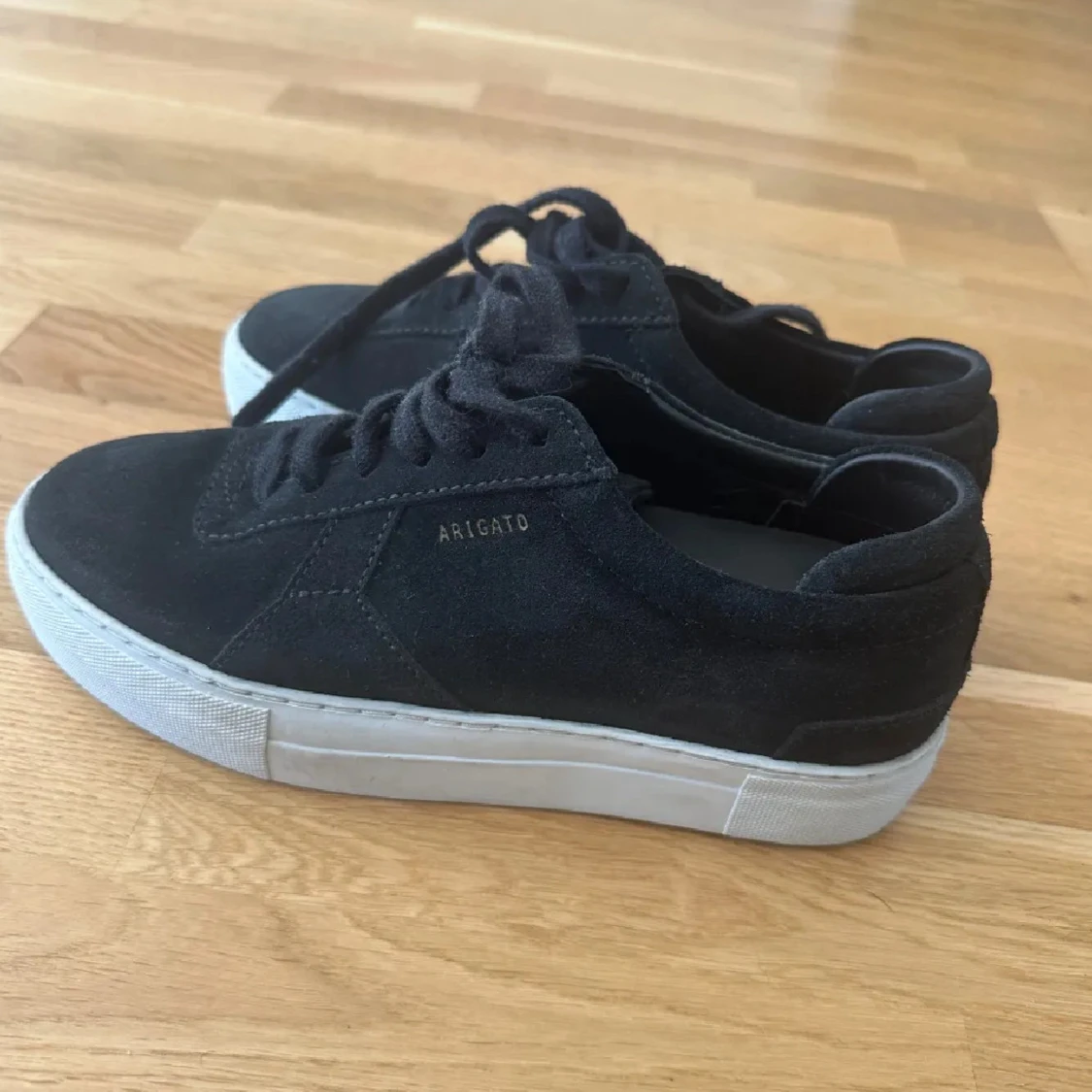 Svarta sneakers från Axel Arigato - 1