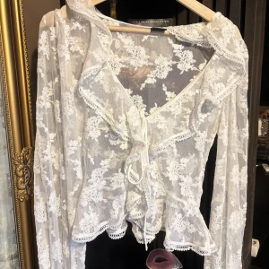 Vit blus  - Säljer denna fina vita blusen för att den inte kommer till användning. Använd ca 1-2 gånger så är i bra skick!. På sista bilden ser du hur den sitter på! Säljer den för 280kr+frakt ( ny pris 500kr)