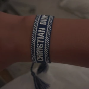Blått Christian Dior armband - Säljer ett snyggt dior armband, armbandet är helt nytt och är aldrig använt. Storleken går att justera. Kontakta mig vid frågor!🤝