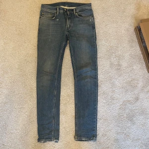 Acne Studios North, mid blue - Blå Acne North jeans med snygg fade efter mycket användning. Strl 28x30