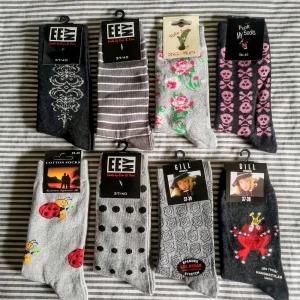 8 Par Gråa a Damstrumpor Stl 36 /40 - Helt nya, stl 36 /40, finstickade damstrumpor med motiv, i mjuk bomullsblandning, har högt skaft med resår, rök och djurfri hem. 