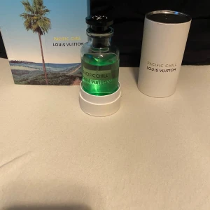 Louis Vuitton Pacific Chill parfym - Snygg och trendig parfym från Louis Vuitton med namnet Pacific Chill. Perfekt för dig som vill sticka ut med en exklusiv doft i samlingen. Levereras med originalförpackning.