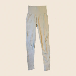 Ribbade ljusbeiga träningstightstights XS/S - Superbekväma ljusbeiga ribbade tights/ leggings med hög midja och stretchig passform. Köpta på stadium och märket är SOC. De ger en riktigt clean träningslook om det är det man är ute efter! Hör av dig om du undrar något! 