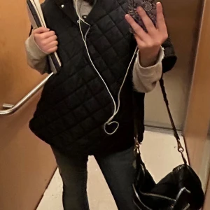 Svart quiltad poncho jacka från Threadbare - Quiltad svart ponch jacka från Threadbare med tryckknappar vid sidorna och fram för passforms förändring. Skriv om ni vill diskutera pris eller har några frågor 🩷