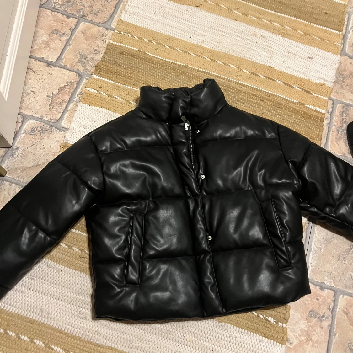 Svart pufferjacka i skinnimitation NA-KD