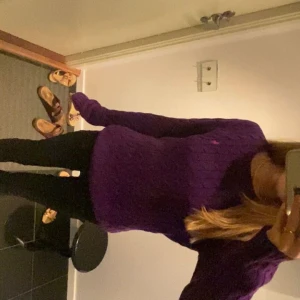 Ralph Lauren tröja  - Lila Ralph lauren tröja i superbra skick! Den är i storlek M men passar mig superbra som vanligtvis har storlek S. Den är använd få gånger. Skriv om du vill ha fler bilder eller om du har frågor! 💞