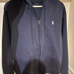 Polo raulph lauren zip up navy blue - Säljer min raulph lauren zip up! Använd varsamt och inga skador alls på tröjan👍Storlek M fast funkar bra på S åxå. Perfekt ifall du velar lite mellan storlekarna!