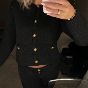 zara kofta  - säljer denna superfina stickade koftan från zara. inga defekter, som ny. den är slutsåld på hemsidan 💕💕  storlek M men liten i storleken. (bilderna är lånade - skriv för egna) 