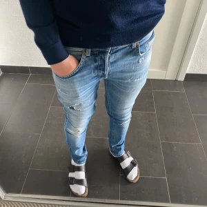 Dondup jeans George - Dondup George Jeans! Trendigaste jeansen på marknaden. Skick = 9,5/10 Nypris = 4000 kr 💸 Säljs för = 899 kr