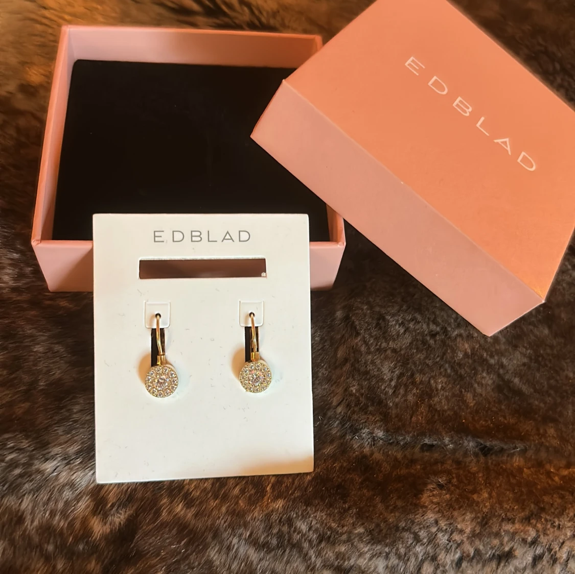 Guldiga örhängen från Edblad - 1