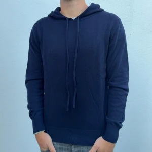 Kashmir/Merino hoodie - En marinblå Kashmir/Merino hoodie i storlek S! Modellen är 177cm lång! Bara testad, Skick 10/10, utan defekter! Längden på snörena går att justera! Hör av dig vid frågor!🌟