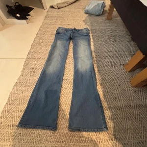 Lågmidjade bootcut jeans - Super lågmidjade bootcut jeansss