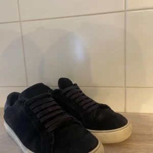 Axel arigato - Ett par låga sneakers från Axel Arigato, i okej skick. Nypris över 2000kr.