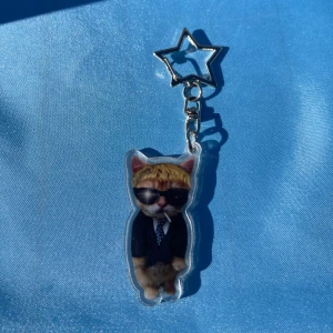 THAIBOY DIGITAL - cat - keychain - 1st Acrylic Keychain med THAIBOY DIGITAL motiv. Alla DRAIN GANG beställningar kommer med foto + DRAINBABY sticker. Alla beställningar kommer med freebies!