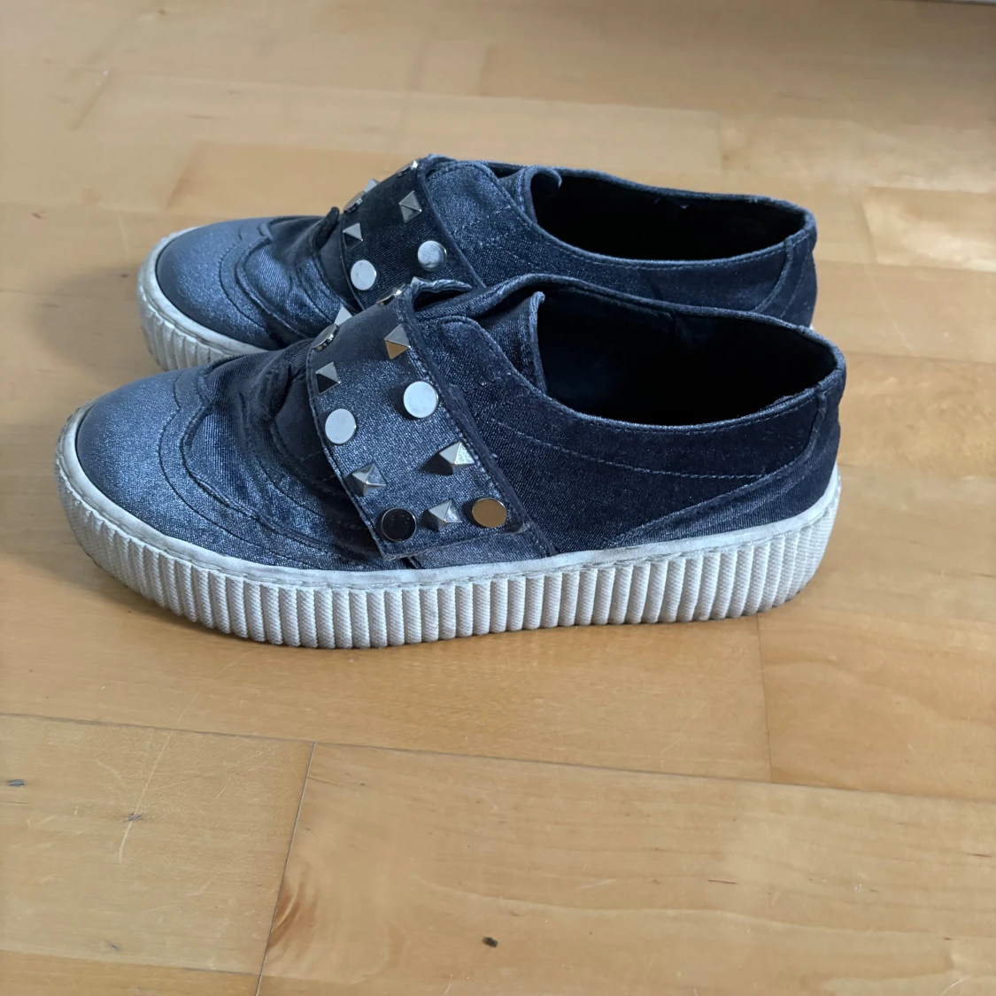 Gråa sneakers i sammet  - 1