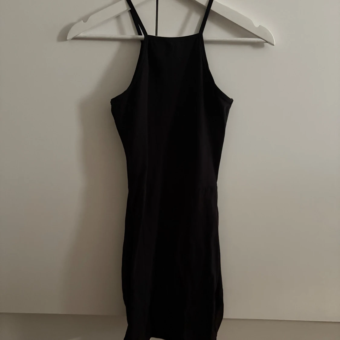 Svart figurnära klänning  - 1