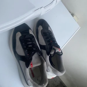 P cups - Säljer dessa feta skor för grymt pris. Dom är i bra skick och säljs eftersom att jag inte behöver dom längre.