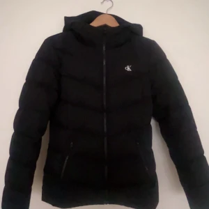 Svart dam jacka från Calvin Klein Jeans - Jätte snygg! Perfekt till hösten