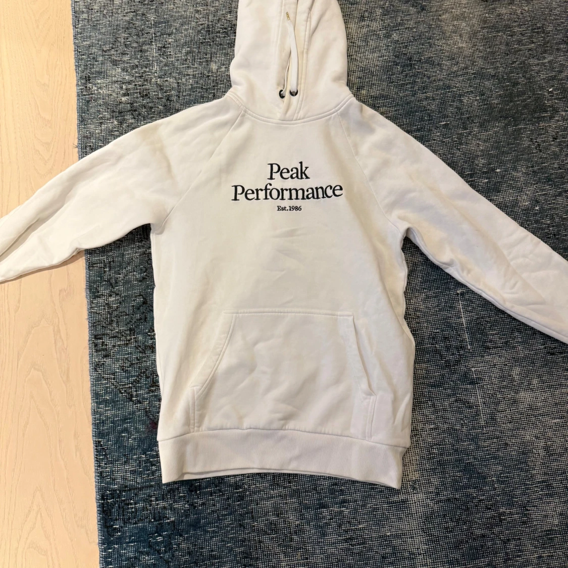 Vit hoodie från Peak Performance