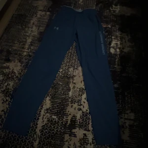  Under Armour byxor  - Under Armour byxor – 850kr Storlek: S Snygga och bekväma träningsbyxor från Under Armour i blå färg. Perfekta för gym, löpning eller vardagsbruk. I fint skick och väldigt sköna att ha på sig.  Pris: 850 kr 
