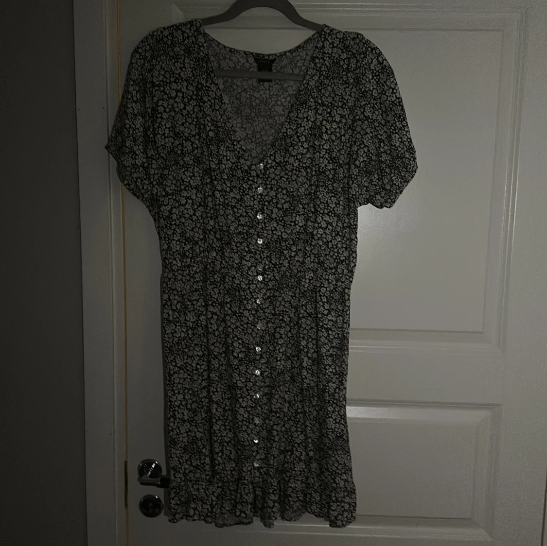 Svartvit blommig kortklänning med knappar - 1