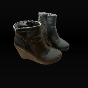 Svarta klackar för halloween, storlek 36 - De är slitna vilket gör de till en perfekt look för halloween! ljuset gör att de ser lite bruna ut men de är svarta!! Från Bianco footwear! Bud tas emot. Skickar inom 1-2 dagar