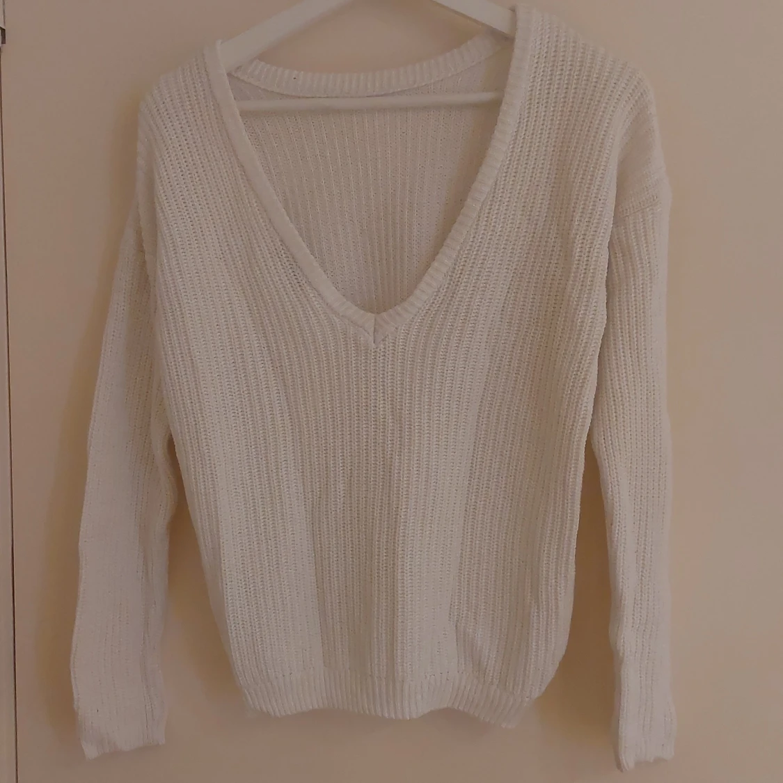 Vit stickad open back tröja från NA-KD