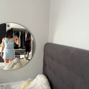 Ljusblå kortkjol från rs - Supersöt ljusblå kortset från rs i mjukt och stretchigt material. Settet har en enkel, clean design utan mönster och sitter tajt men bekvämt i midjan. Perfekt för dig som gillar sportig och fräsch stil.