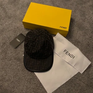 Fendi keps  - Riktigt fet keps, ser precis ut som den ska. Helt oanvänd och den är justerbar där bak så de är en no size. Riktigt bra pris för en helt oanvänd keps enligt mig, fråga på om de är något!