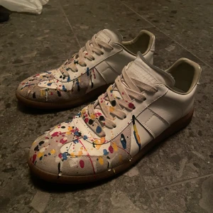 Maison Margiela Gats Paint Splatter - Maison Margiela  skor färgstänk. Perfekta för dig som vill sticka ut och inte vara så basic. Skick 8/10 använd några gånger