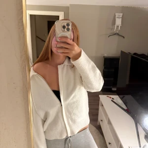 Vit stickad kofta - Supersöt stickad kofta från Bikbok, endast använd 2 ggr 💓💓köpt för 499kr 💓Storlek S.