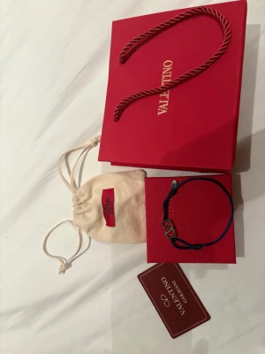 Valentino armband  - Säljer nu detta fina valentino armbandet! Det är i väldigt fint skick och är väldigt stiligt, skickar med allt og passar alla går att spänna åt och lossa på. Pis 449!