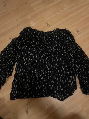 Fin blus  - Fin blus i coolt mönster, har lite volanger är från Stocho lm